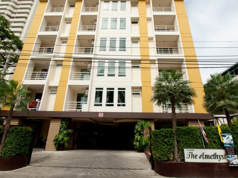 Amethyst Sukhumvit 39 exterior