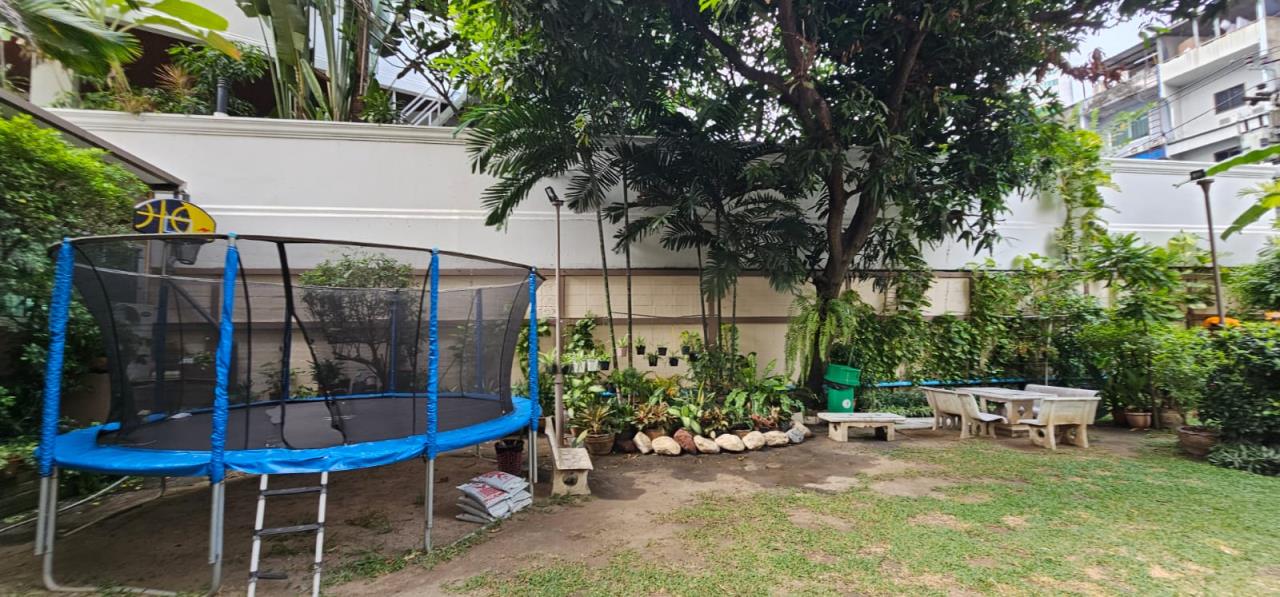 4 bedrooms 4 bathrooms Size regency court for rent