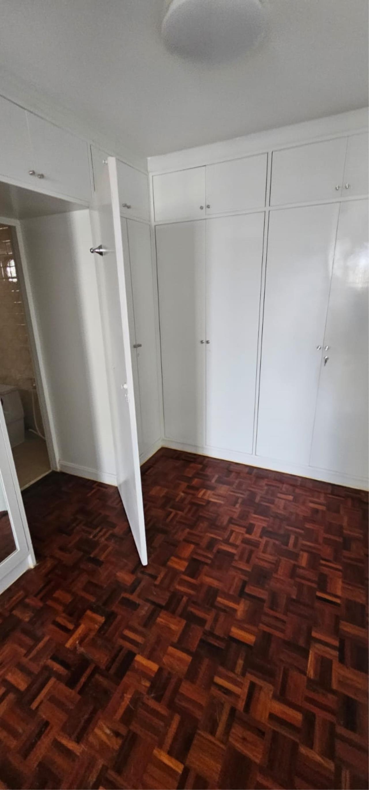 4 Bedrooms 4 Bathrooms Size 350sqm. Regency Court for Rent 80,000 THB