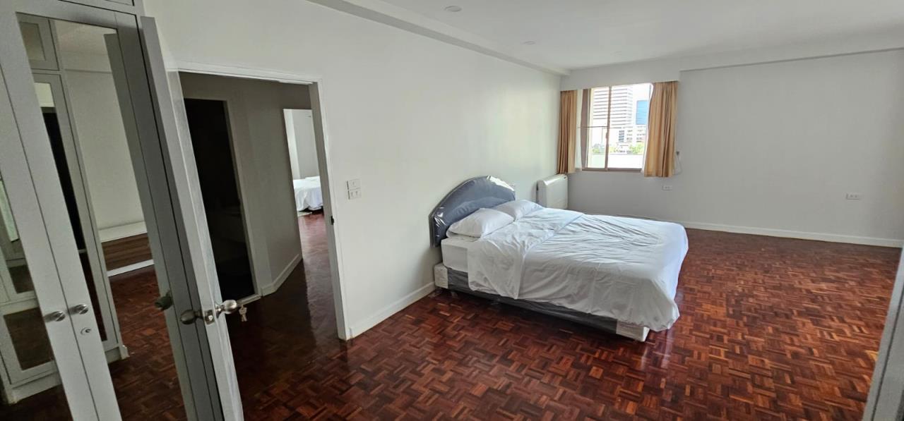 4 bedrooms 4 bathrooms Size regency court for rent