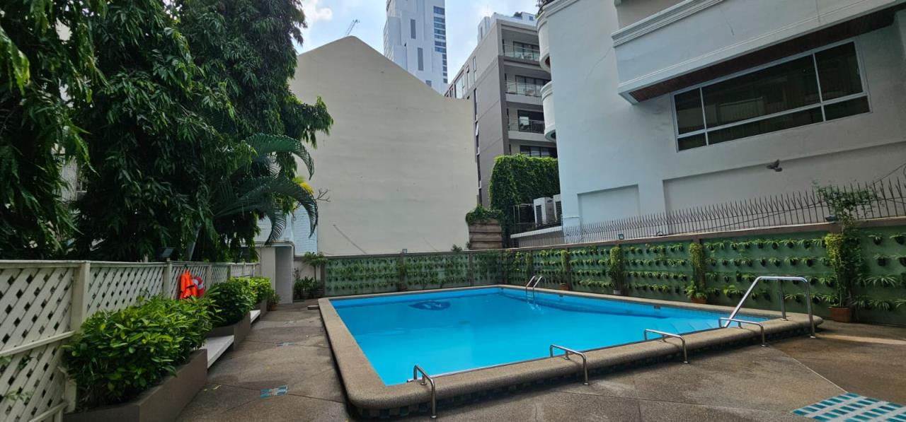 4 bedrooms 4 bathrooms Size regency court for rent