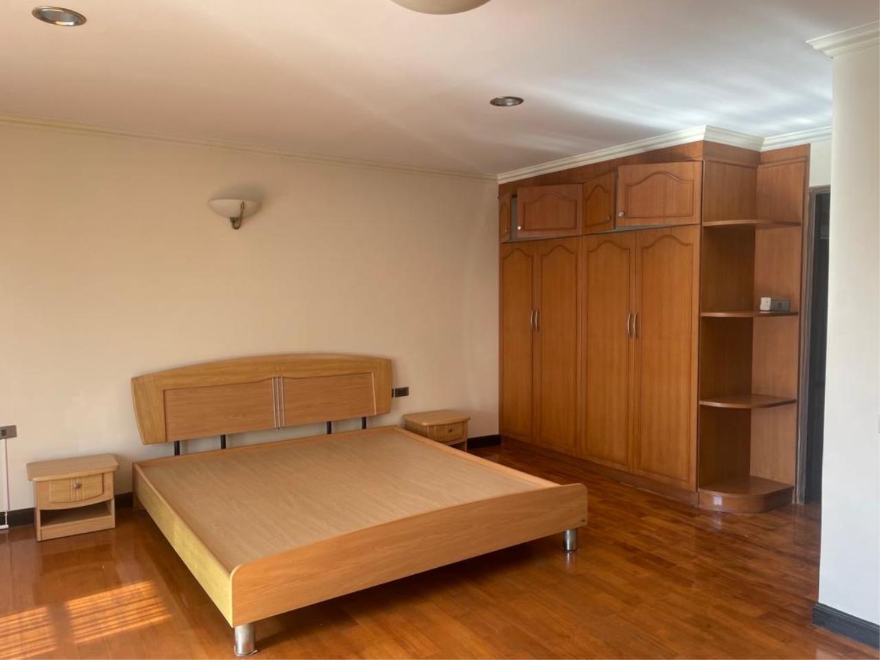 3 bedrooms 3 bathrooms Size regency court for rent