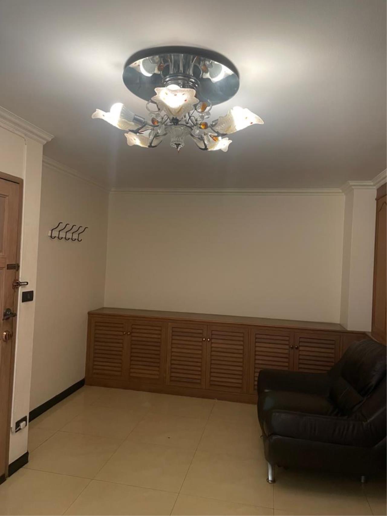 3 bedrooms 3 bathrooms Size regency court for rent