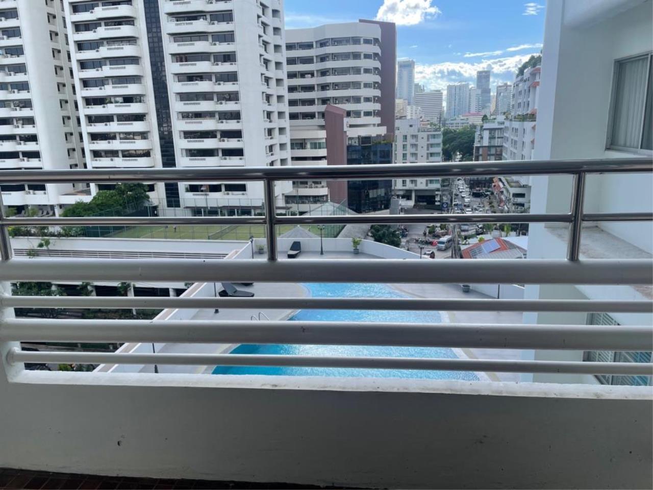 3 bedrooms 3 bathrooms Size regency court for rent