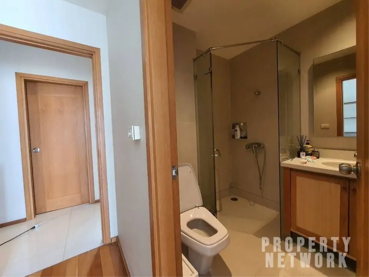 3 Bedrooms 3 Bathrooms Size 161sqm. The Emporio Place for Rent 120,000 THB