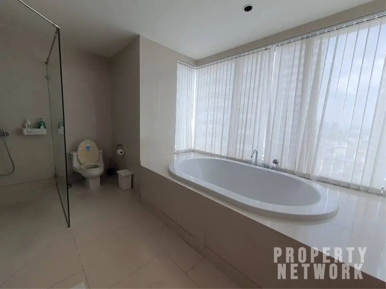 3 Bedrooms 3 Bathrooms Size 161sqm. The Emporio Place for Rent 120,000 THB