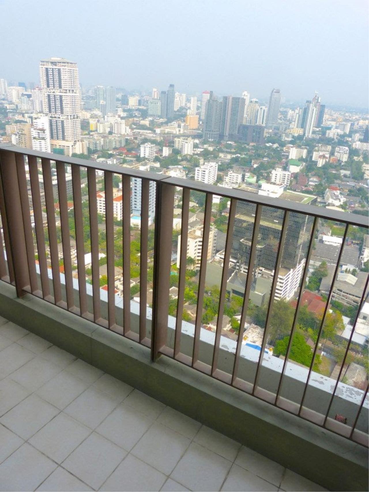 2 bedrooms 2 bathrooms Size 134sqm EMPORIO PLACE for Rent 68,000 Sale 25,000,000 THB