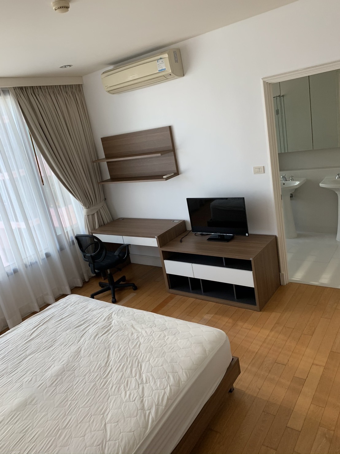 Aguston Sukhumvit 22 for rent