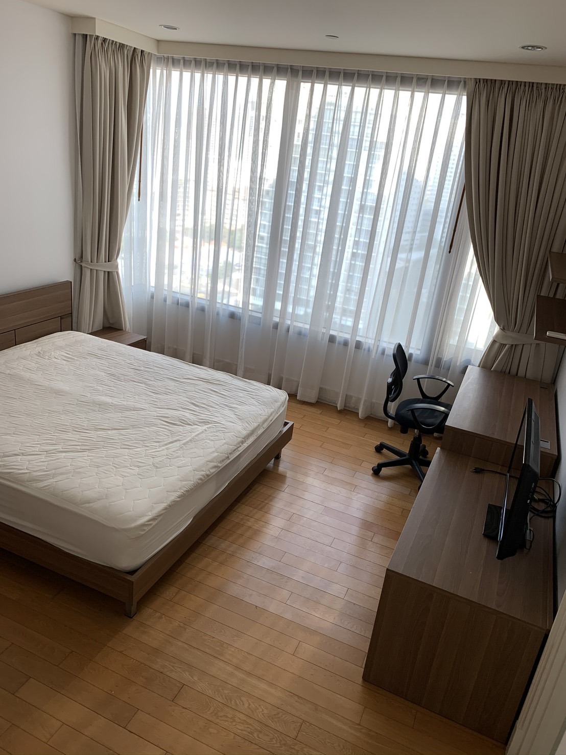 Aguston Sukhumvit 22 for rent