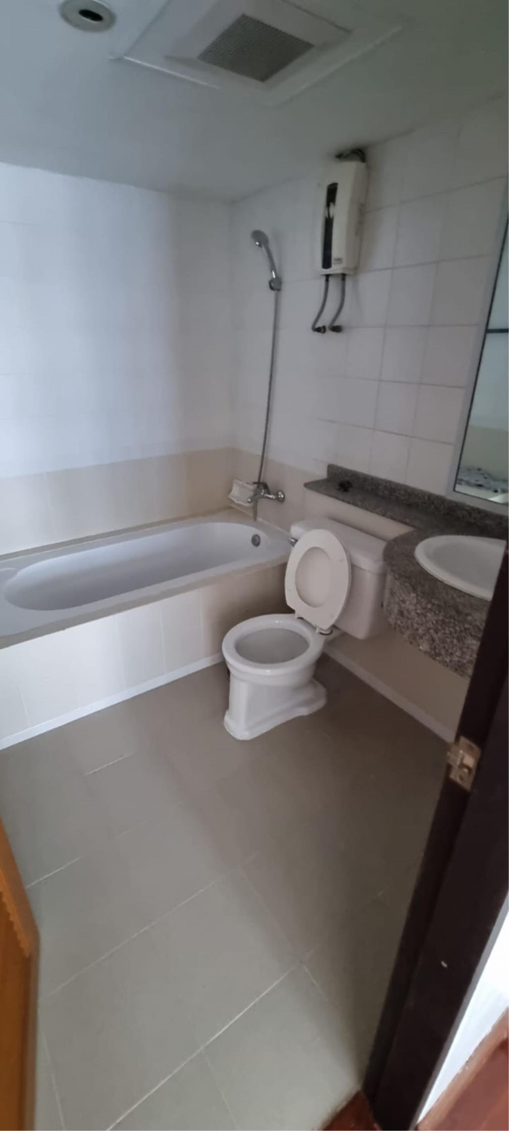 2 Bedrooms, 2 Bathrooms Size 70sqm. Navin Court for Rent 30,000 THB