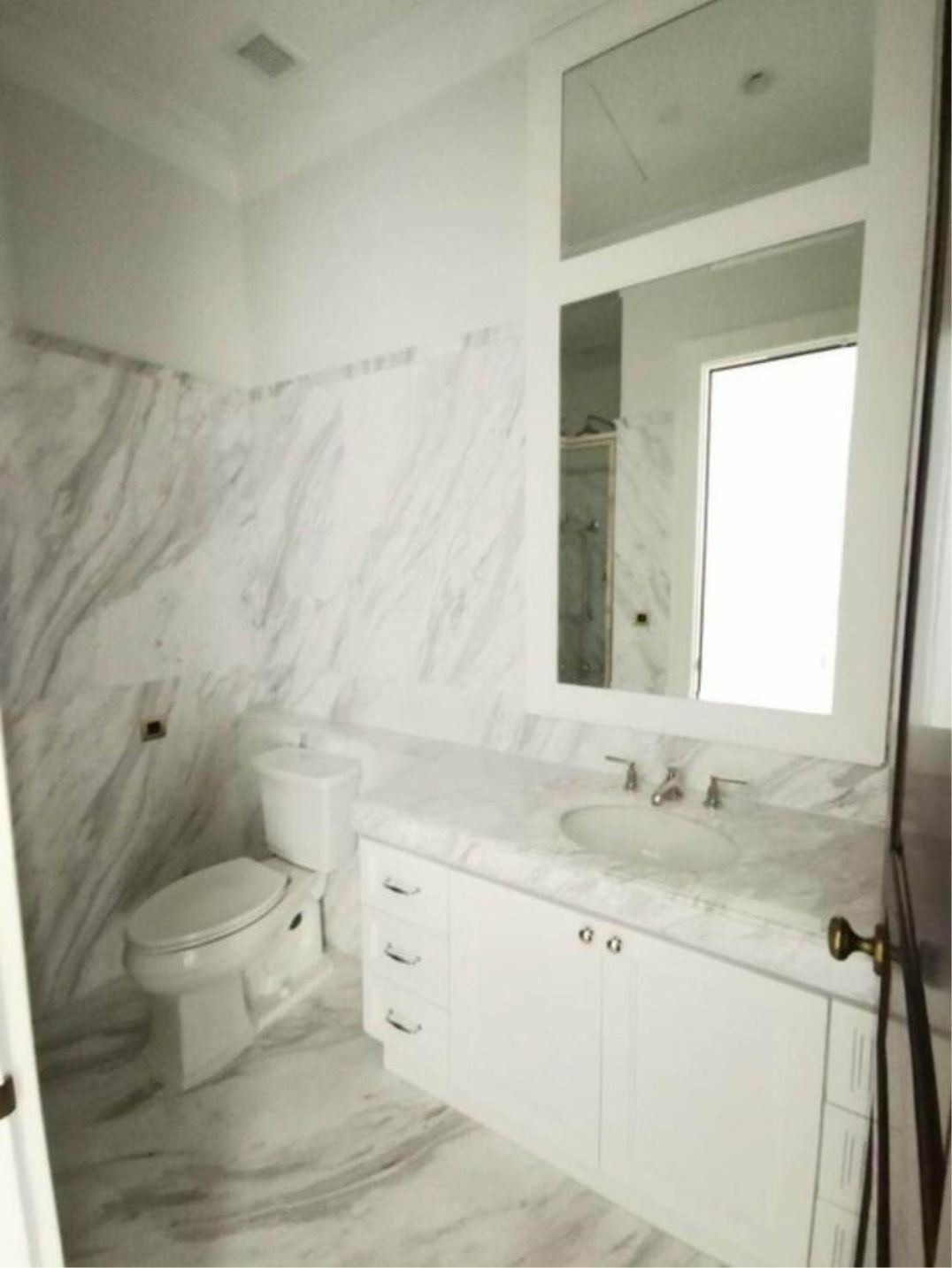 2 Bedrooms 3 Bathrooms Size 121.04sqm. 98 Wireless for Sale