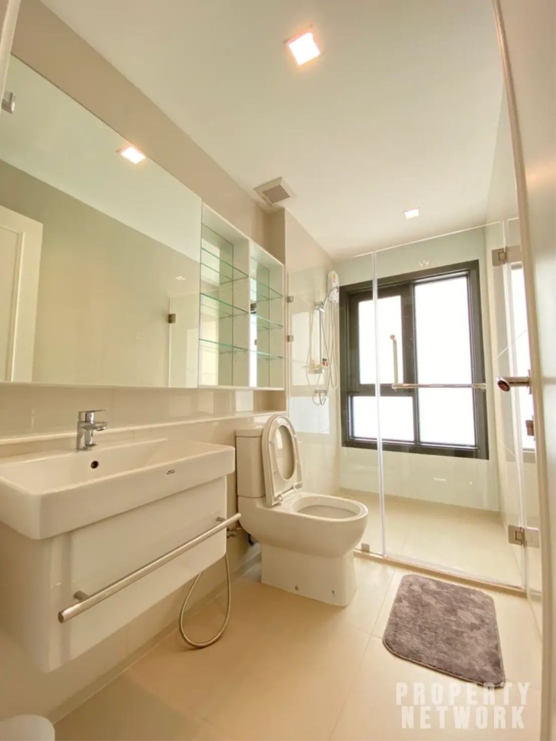 2 Bedrooms 2 Bathrooms Size 65sqm. Life One Wireless for Rent