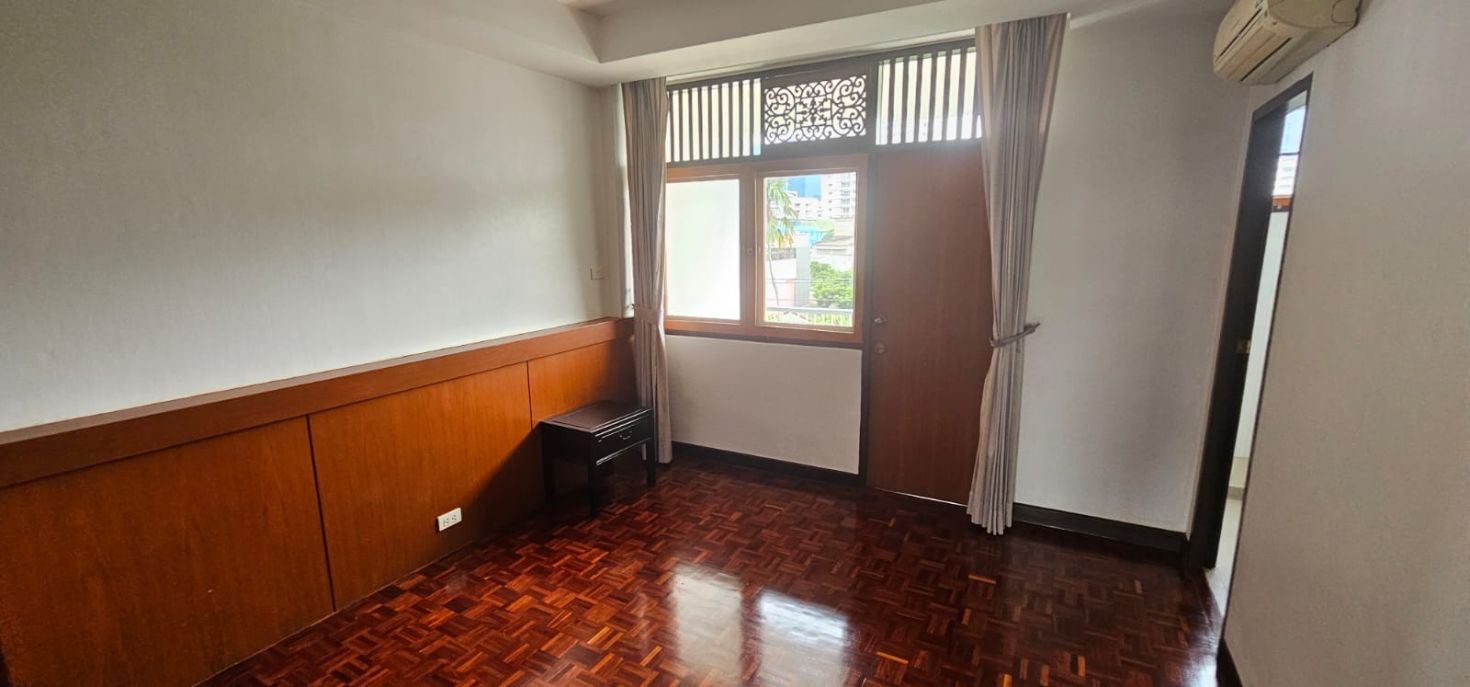 4 bedrooms, 4 Bathrooms 295sqm Niti Court - Nanglinchee Soi 2 For Rent