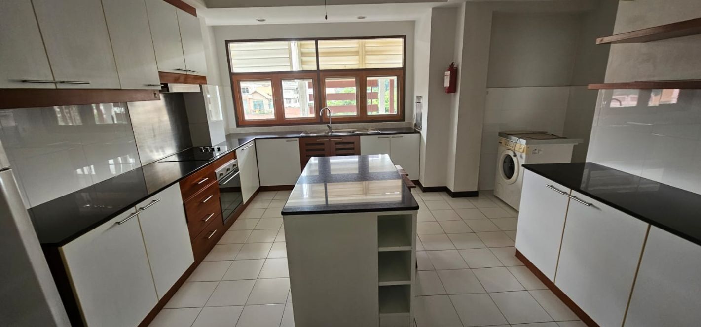 4 bedrooms, 4 Bathrooms 295sqm Niti Court - Nanglinchee Soi 2 For Rent
