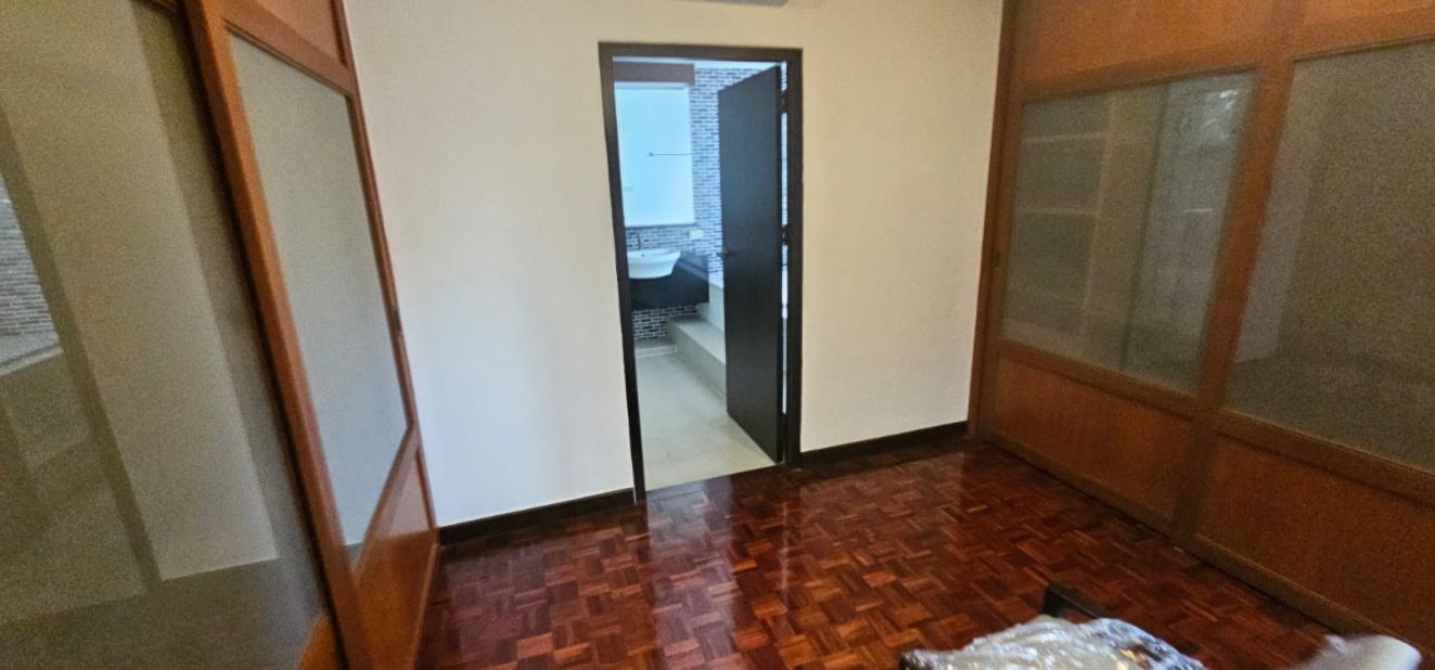 4 bedrooms, 4 Bathrooms 295sqm Niti Court - Nanglinchee Soi 2 For Rent