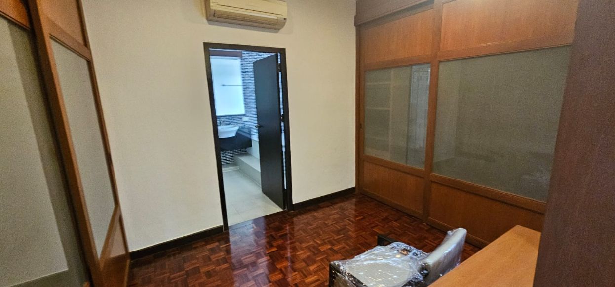 4 bedrooms, 4 Bathrooms 295sqm Niti Court - Nanglinchee Soi 2 For Rent