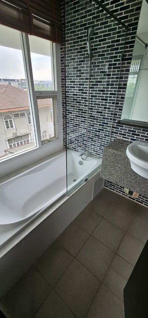 4 bedrooms, 4 Bathrooms 295sqm Niti Court - Nanglinchee Soi 2 For Rent