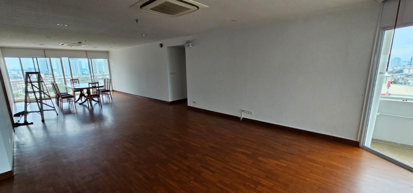 3 bedrooms, 3 Bathrooms 295 sqm Baan Suan Plu, Soi Pattanasin For Rent 100000THB