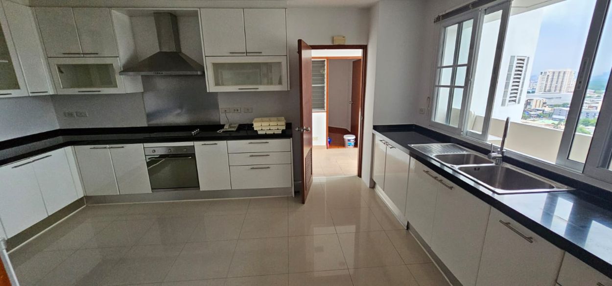 3 bedrooms, 3 Bathrooms 295 sqm Baan Suan Plu, Soi Pattanasin For Rent 100000THB