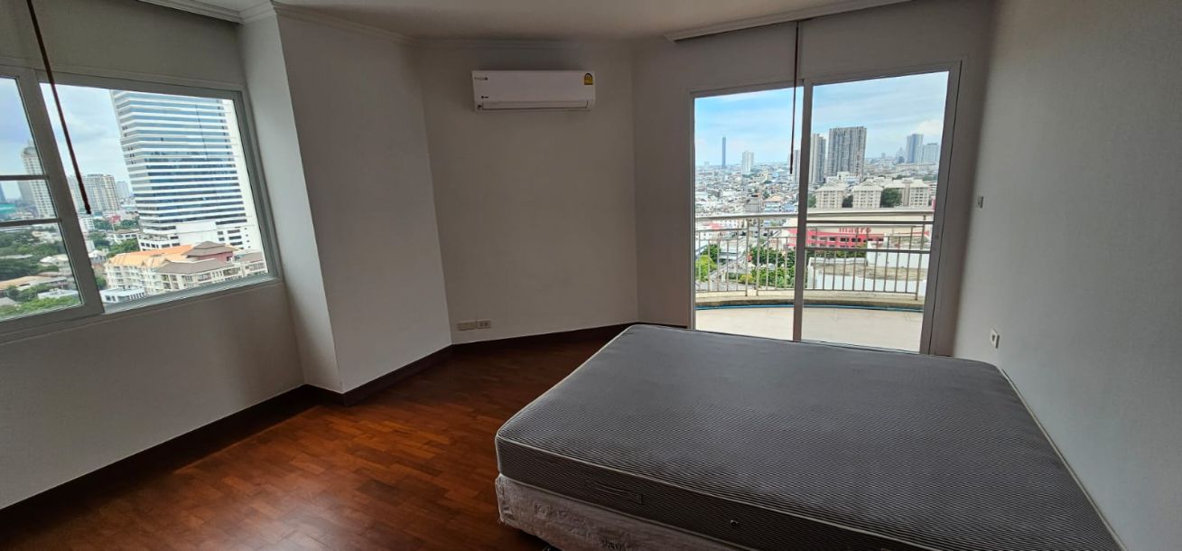 3 bedrooms, 3 Bathrooms 295 sqm Baan Suan Plu, Soi Pattanasin For Rent 100000THB