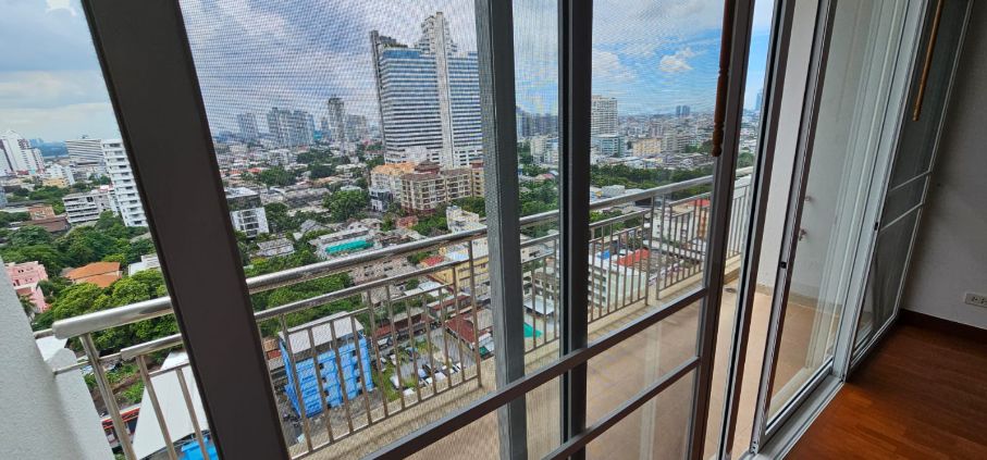3 bedrooms, 3 Bathrooms 295 sqm Baan Suan Plu, Soi Pattanasin For Rent 100000THB
