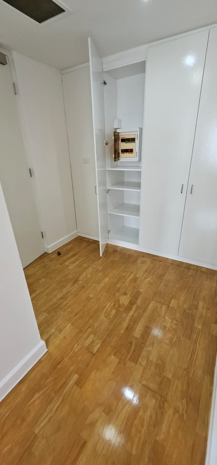 3 bedrooms, 1 Bathroom 150sqm Tipamas Suites For Rent