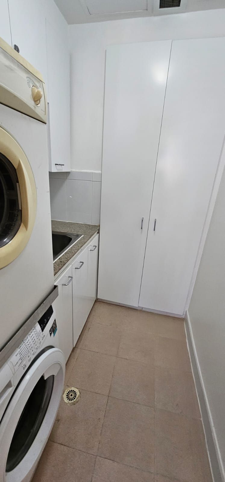 3 bedrooms, 1 Bathroom 150sqm Tipamas Suites For Rent
