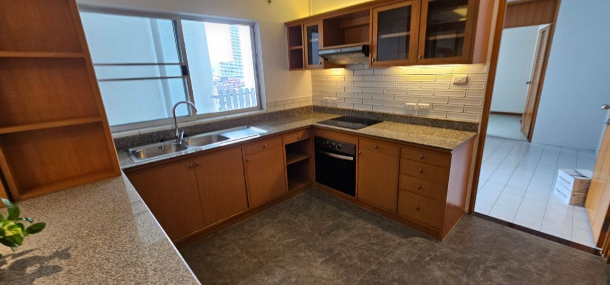 3 Bedrooms, 3 Bathrooms + Maid Quarter 9th Floor 250sqm Esmeralda Apartments For Rent