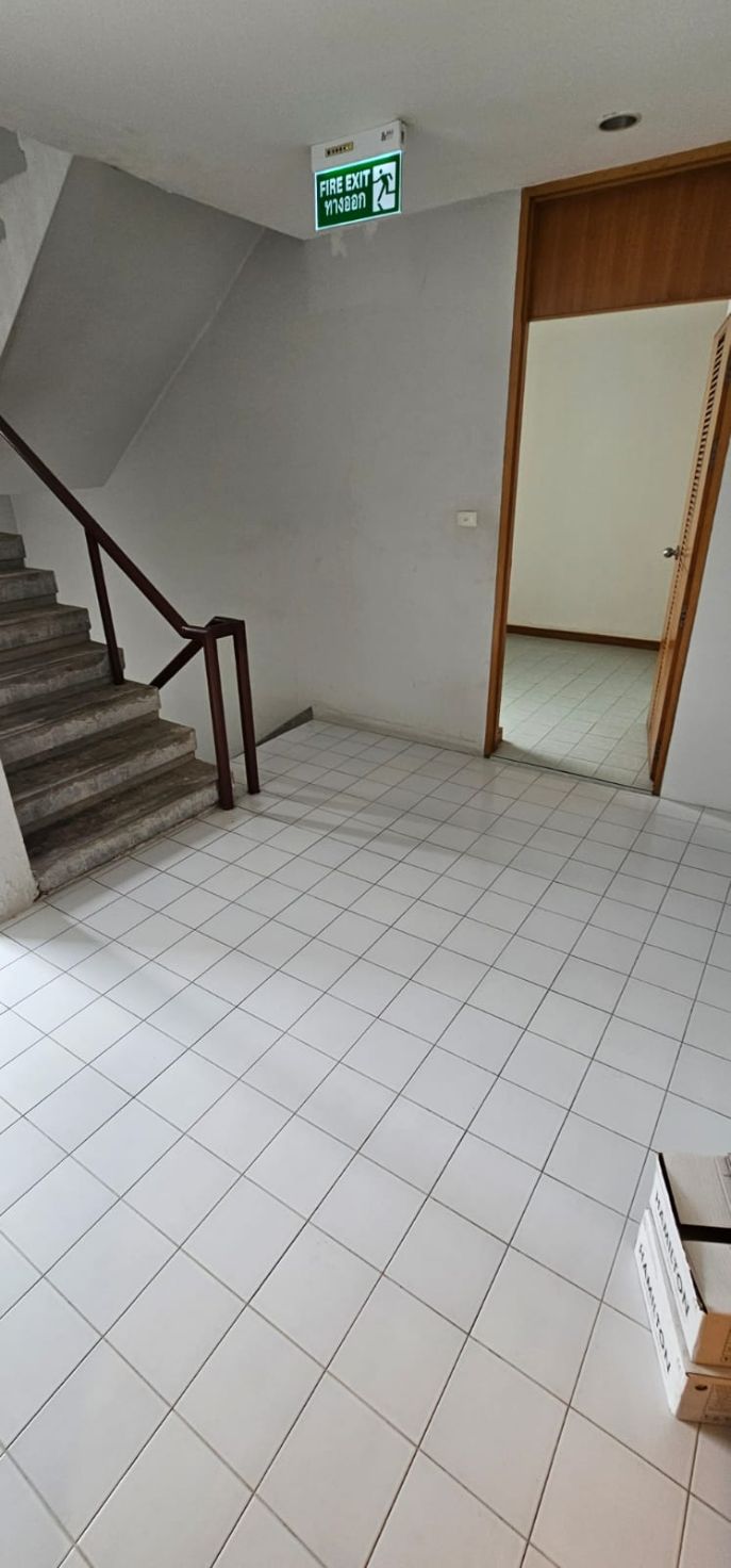 3 Bedrooms, 3 Bathrooms + Maid Quarter 9th Floor 250sqm Esmeralda Apartments For Rent