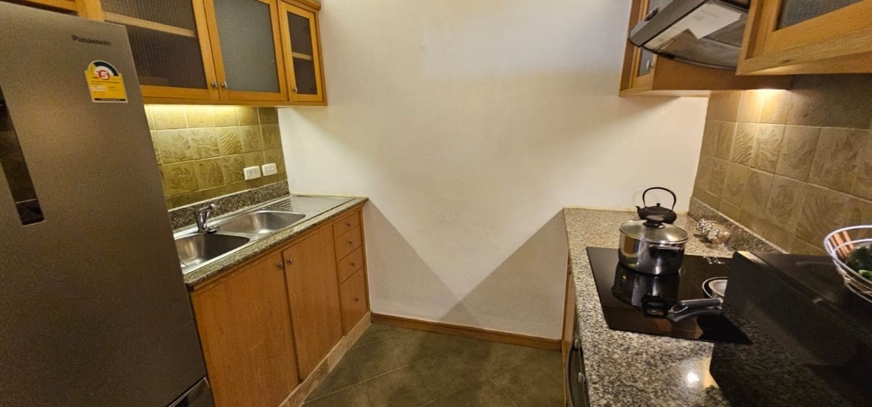 3 Bedrooms, 3 Bathrooms + Maid Quarter 9th Floor 250sqm Esmeralda Apartments For Rent
