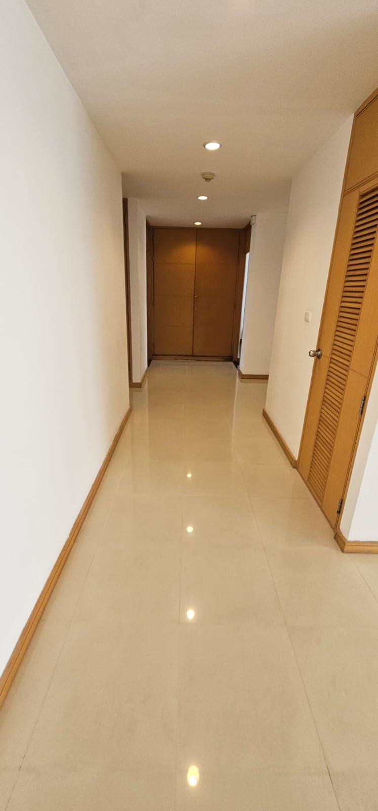 3 Bedrooms, 3 Bathrooms + Maid Quarter 9th Floor 250sqm Esmeralda Apartments For Rent
