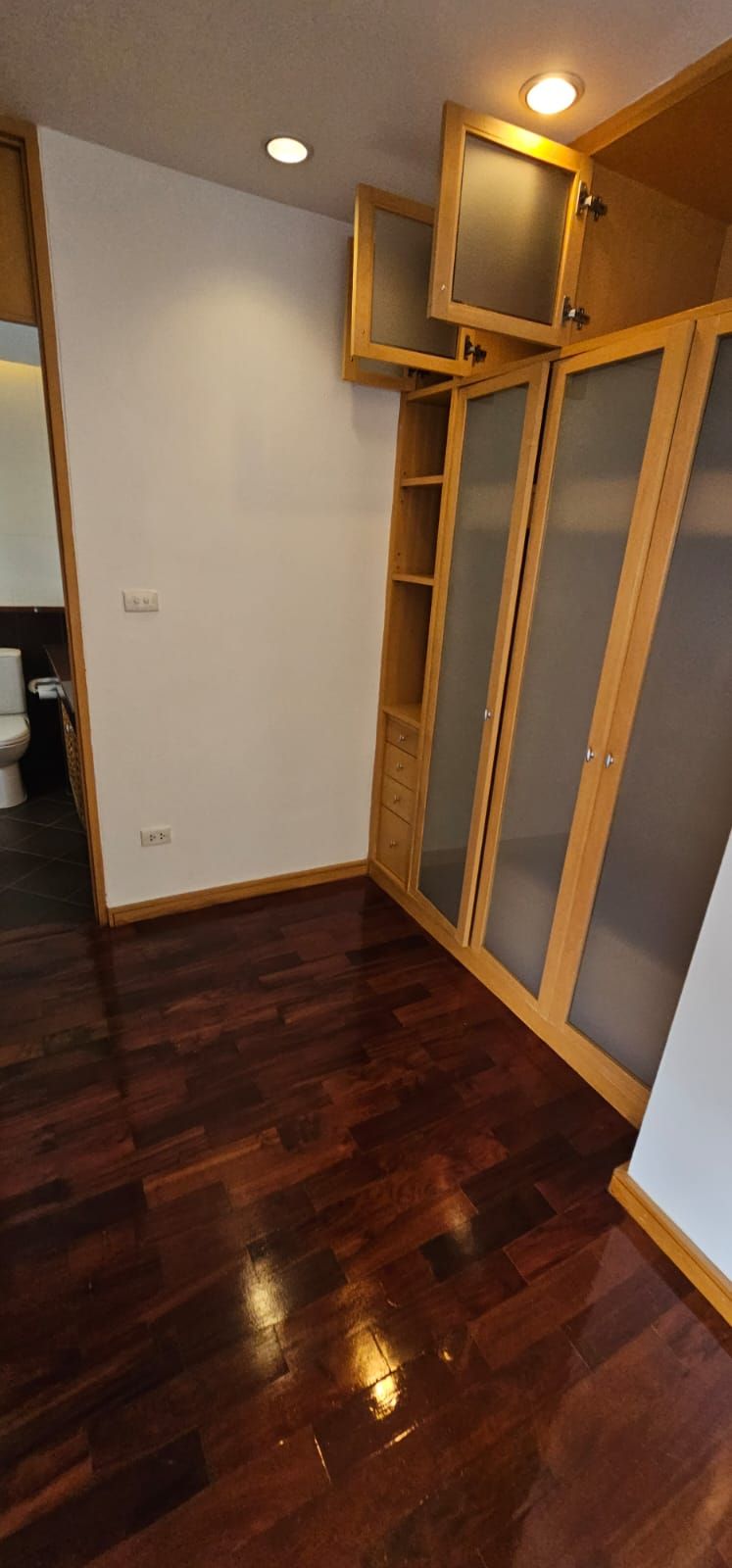 3 Bedrooms, 3 Bathrooms + Maid Quarter 9th Floor 250sqm Esmeralda Apartments For Rent