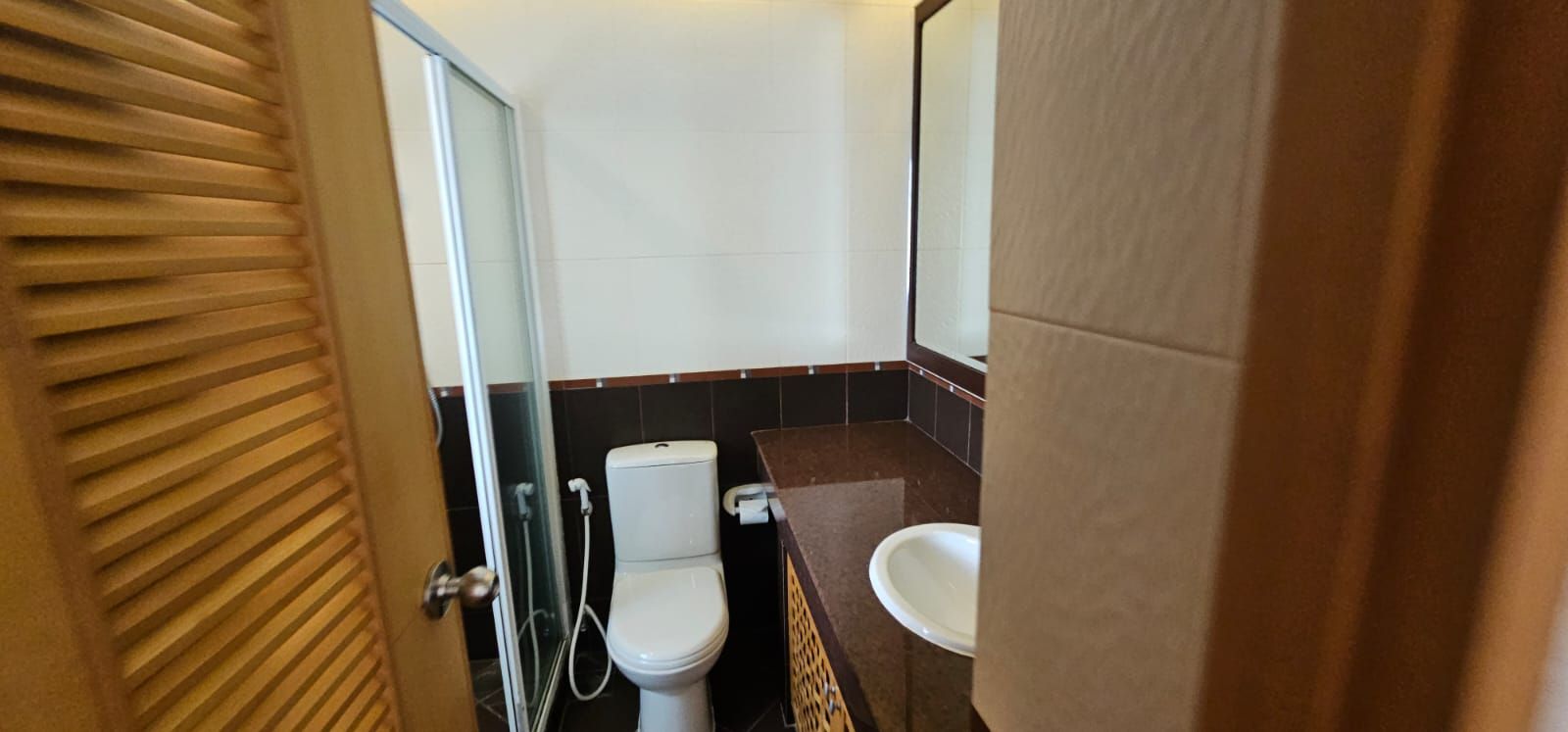 3 Bedrooms, 3 Bathrooms + Maid Quarter 9th Floor 250sqm Esmeralda Apartments For Rent
