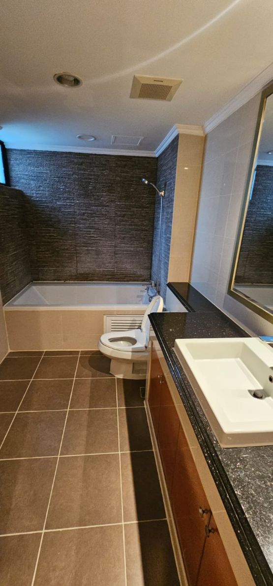 3 Bedrooms, 1 Bathroom, 295 sqm Shanti Sadan For Rent