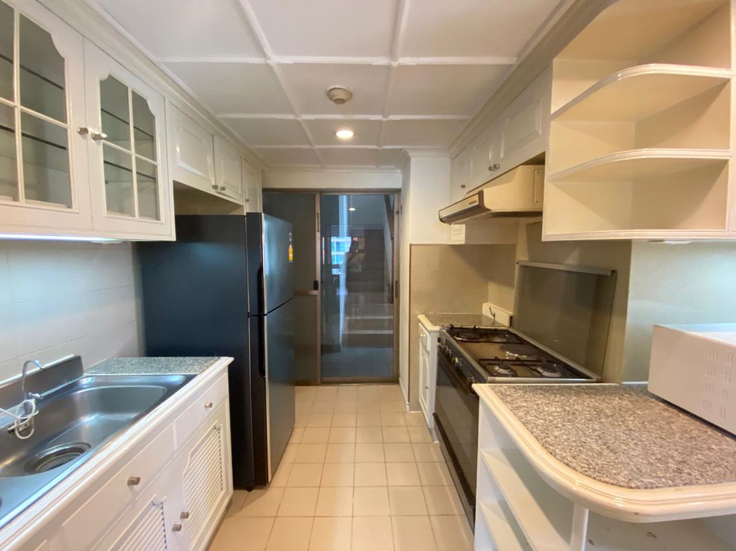 3 Bedrooms, 3 Bathrooms 197sqm 13th floor, Private Garden + Maid Quarter Le Cullinan, Duplex Penthouse For Rent