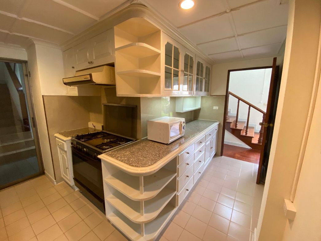3 Bedrooms, 3 Bathrooms 197sqm 13th floor, Private Garden + Maid Quarter Le Cullinan, Duplex Penthouse For Rent