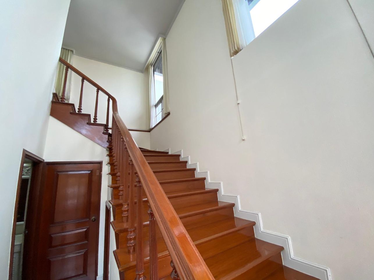 3 Bedrooms, 3 Bathrooms 197sqm 13th floor, Private Garden + Maid Quarter Le Cullinan, Duplex Penthouse For Rent