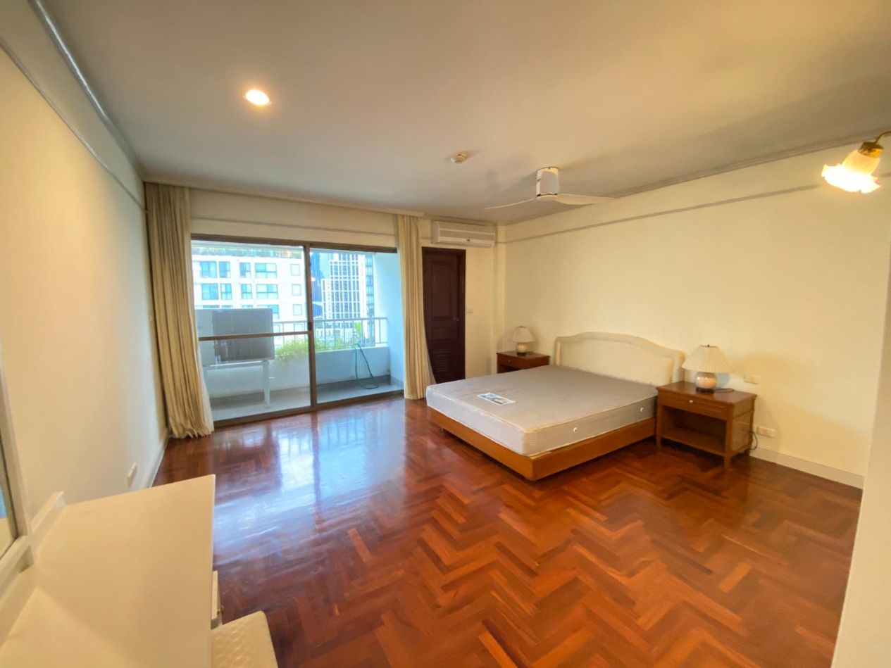3 Bedrooms, 3 Bathrooms 197sqm 13th floor, Private Garden + Maid Quarter Le Cullinan, Duplex Penthouse For Rent