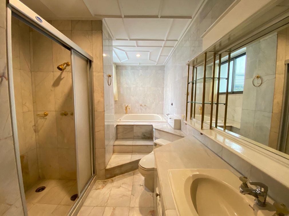 3 Bedrooms, 3 Bathrooms 197sqm 13th floor, Private Garden + Maid Quarter Le Cullinan, Duplex Penthouse For Rent
