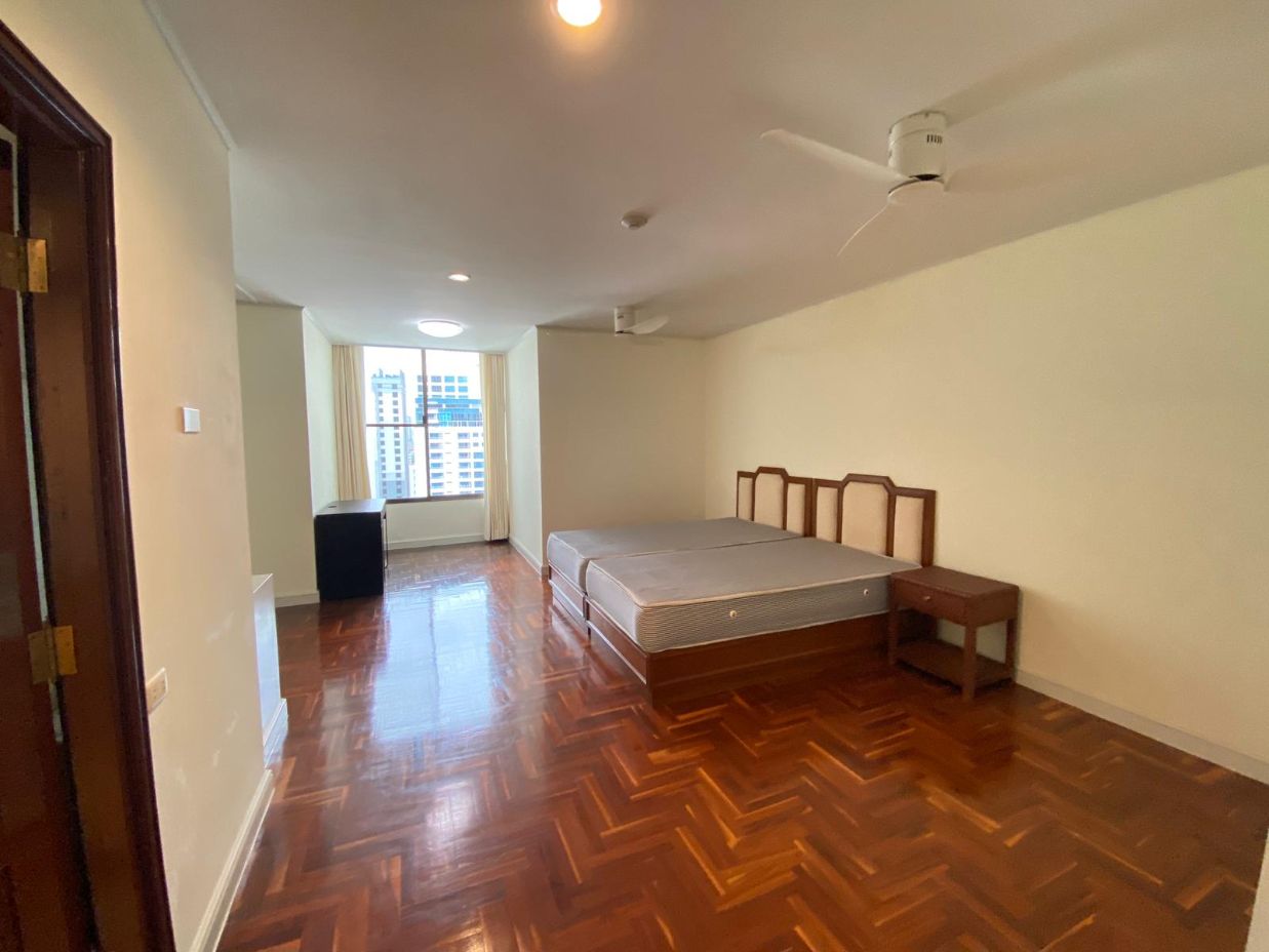 3 Bedrooms, 3 Bathrooms 197sqm 13th floor, Private Garden + Maid Quarter Le Cullinan, Duplex Penthouse For Rent