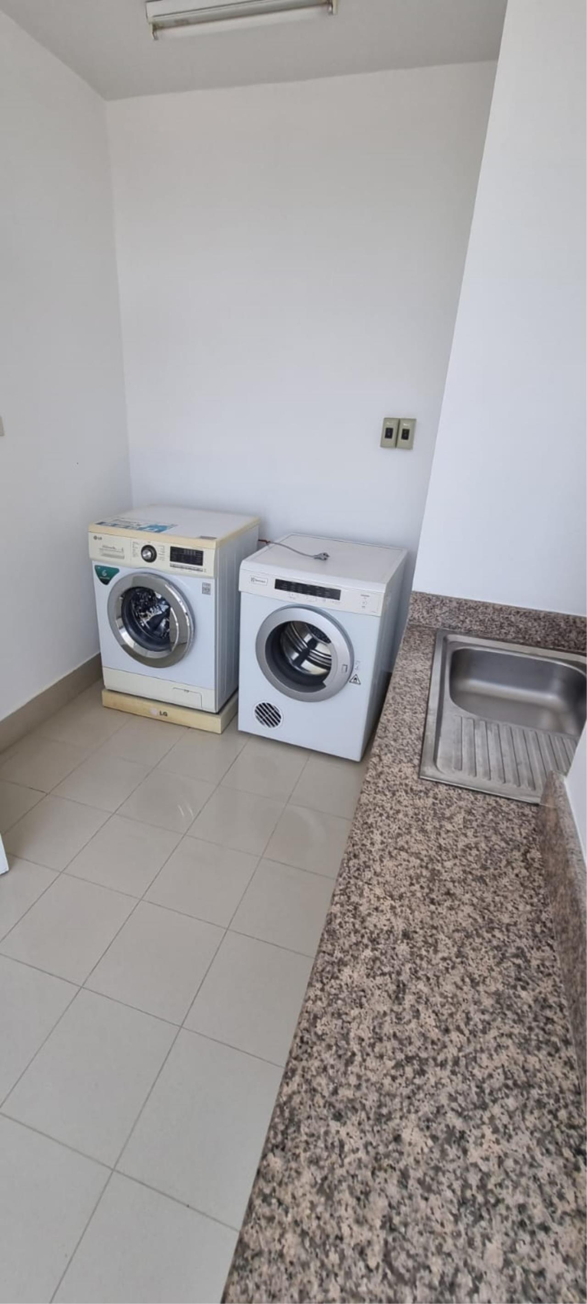 3 Bedrooms, 3 Bathrooms + Maid Quarter 235sqm Serenity Park for Rent 85,000 THB
