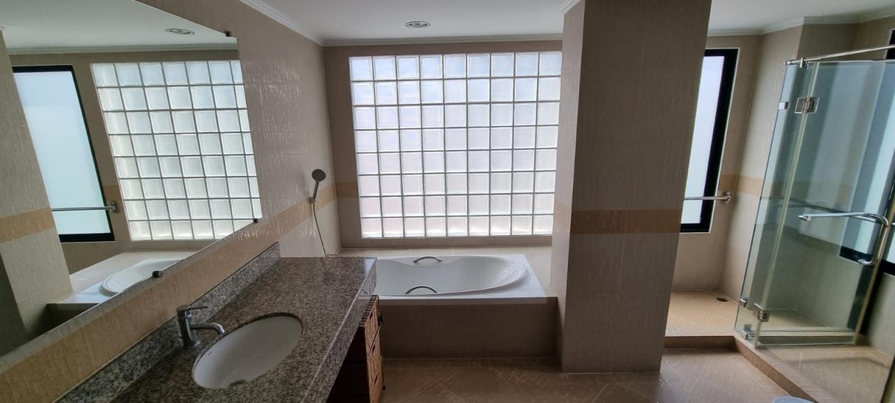 3 Bedrooms, 3 Bathrooms + Maid Quarter 235sqm Serenity Park for Rent