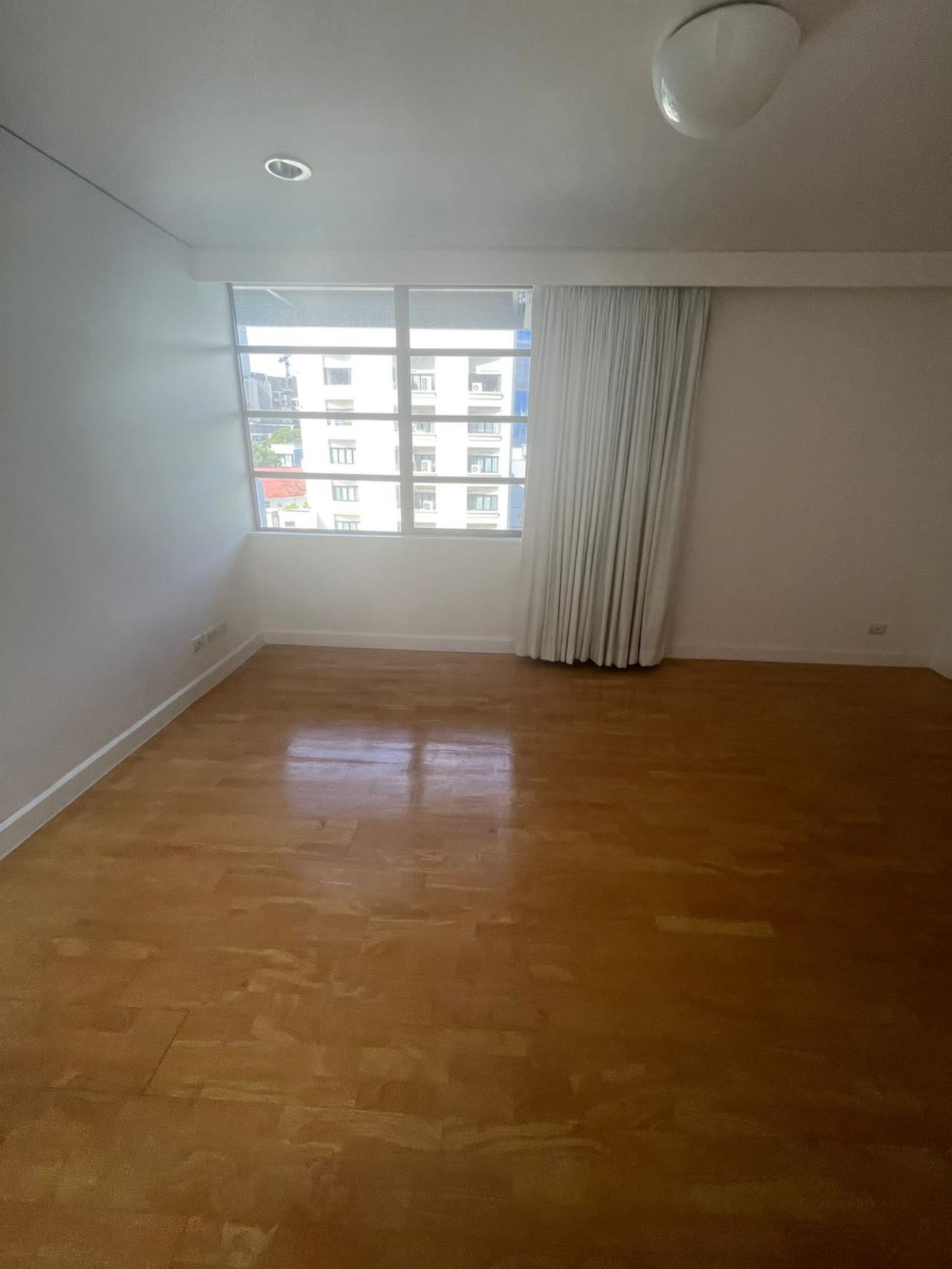 3 bedrooms 2 bathrooms size 181sqm Tipamas Suites For Rent 90,000