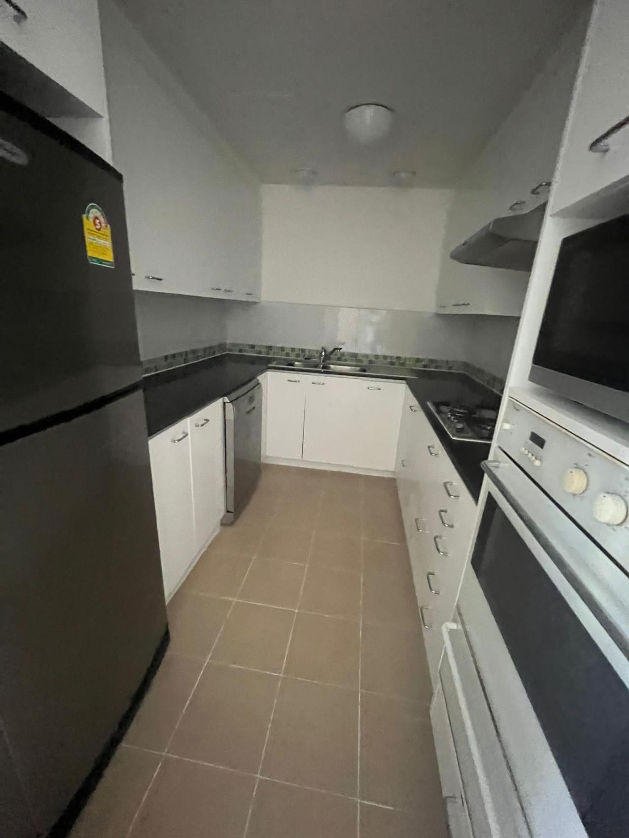 3 bedrooms 2 bathrooms size 181sqm Tipamas Suites For Rent 90,000