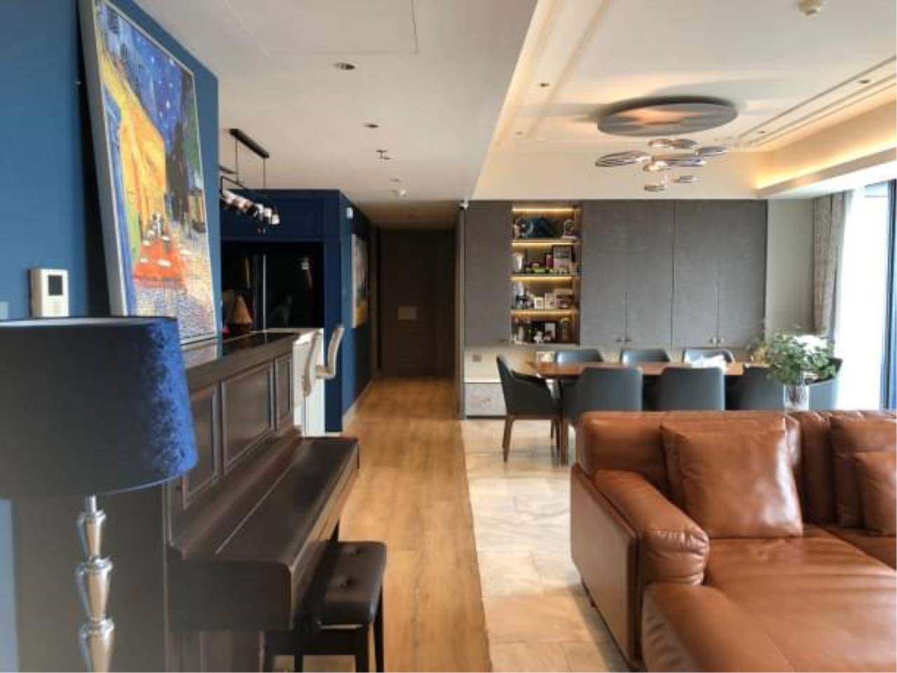 3 Bedrooms, 4 Bathrooms Size 193sqm The Met Satorn For Sale