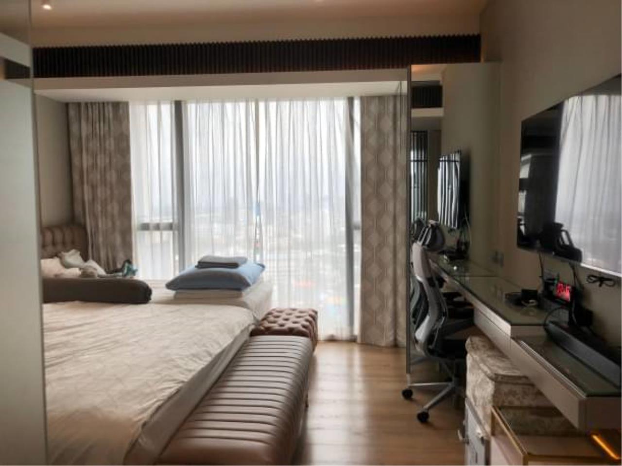 3 Bedrooms, 4 Bathrooms Size 193sqm The Met Satorn For Sale