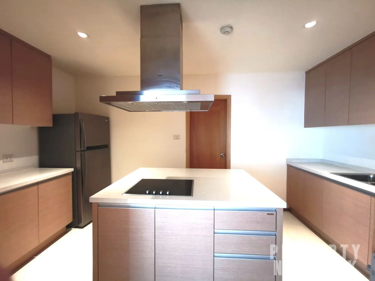 3 Bedrooms, 4 Bathrooms Size 453.36sqm The Empire Place For Rent 170,000 THB For Sale 66MTHB