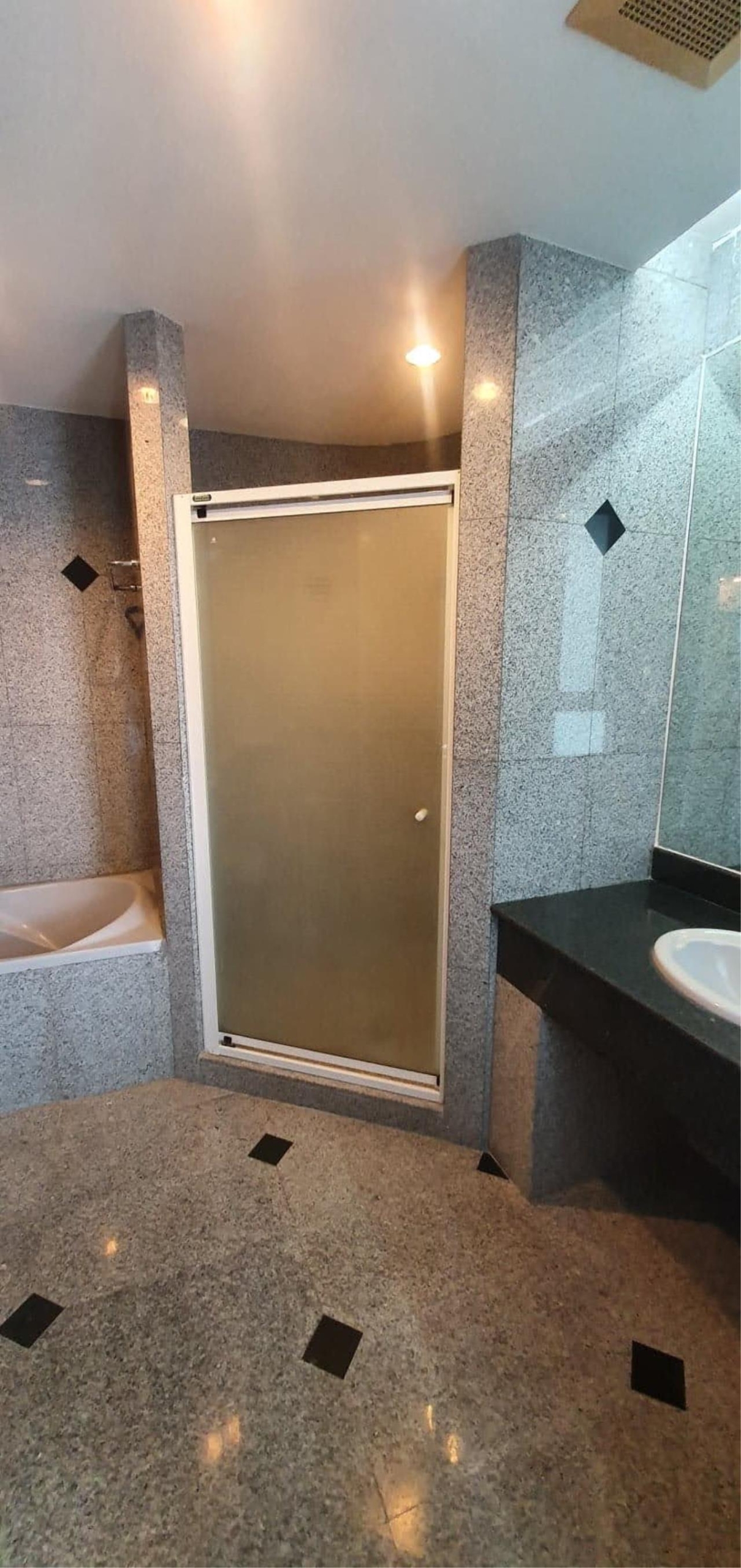 3 bedrooms 2 bathrooms size 190sqm. Charoenjai Place for Rent 70,000 THB