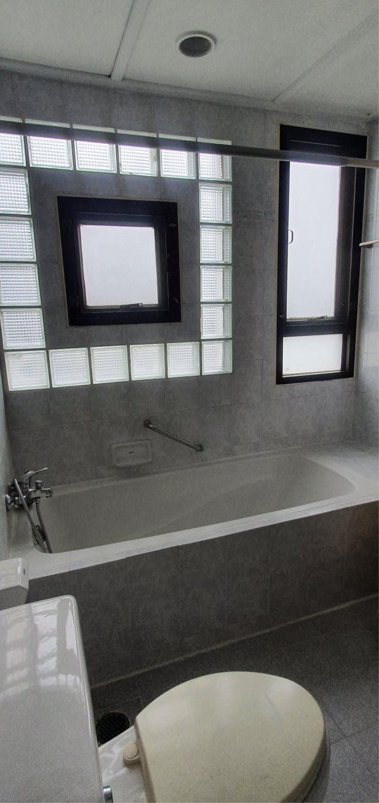 3 bedrooms 2 bathrooms size 190sqm. Charoenjai Place for Rent 70,000 THB
