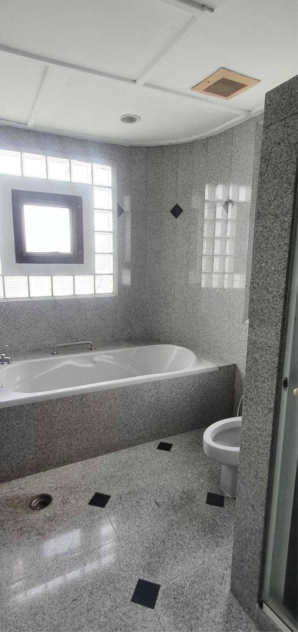 3 bedrooms 2 bathrooms size 190sqm. Charoenjai Place for Rent 70,000 THB
